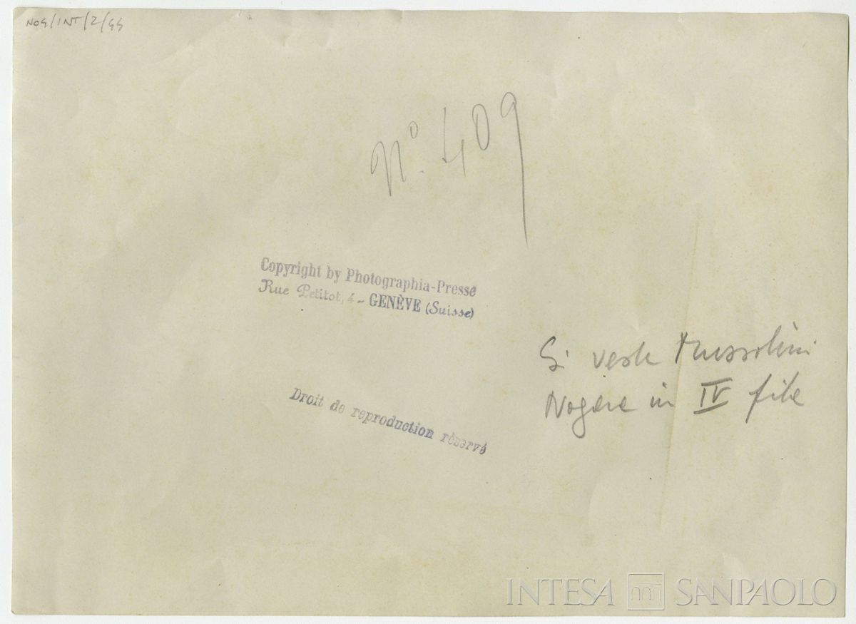 Conferenza internazionale di Losanna per la pace con la Turchia: partecipanti seduti in una grande sala, 1922 - 1923 (Photographia-Presse), verso