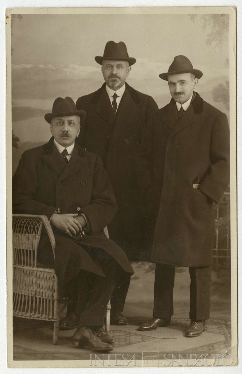 Bernardino Nogara a Zurigo, ritratto in studio fotografico con due uomini non identificati, anni 1910 (W. Pleyer)