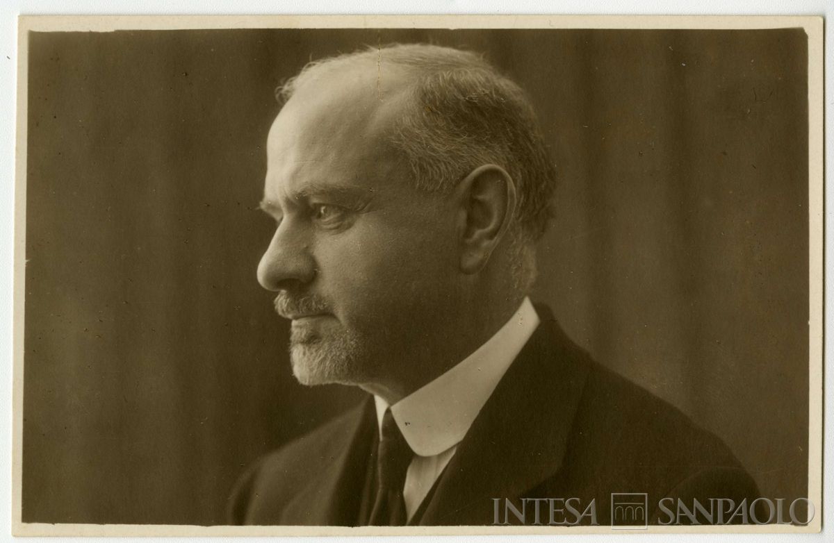 Bernardino Nogara ritratto in studio fotografico, di profilo, in Francia, anni 1920 (Photo Français)