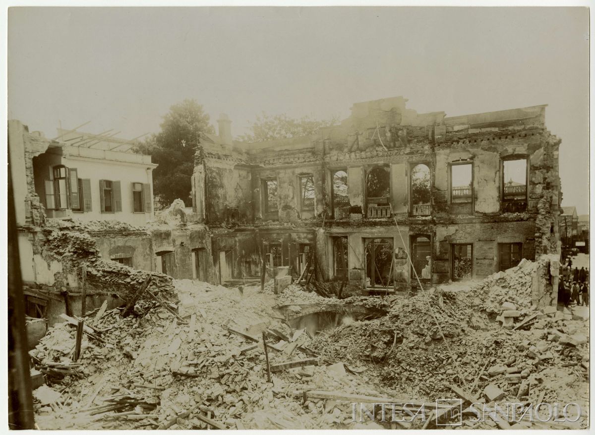 Banca Ottomana Imperiale a Salonicco dopo l'attentato degli anarchici del movimento rivoluzionario macedone, 1903 (fotografo sconosciuto)