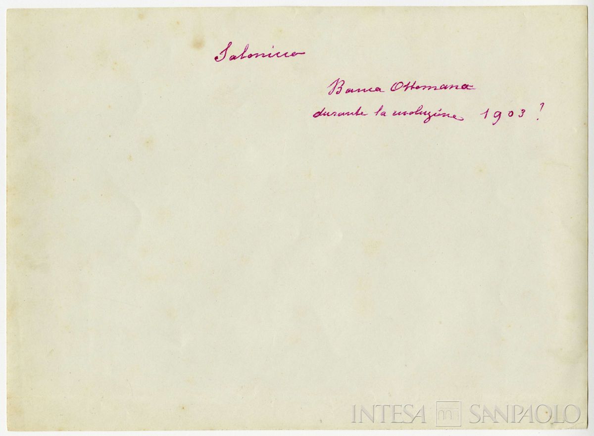 Banca Ottomana Imperiale a Salonicco dopo l'attentato degli anarchici del movimento rivoluzionario macedone, 1903 (fotografo sconosciuto), verso