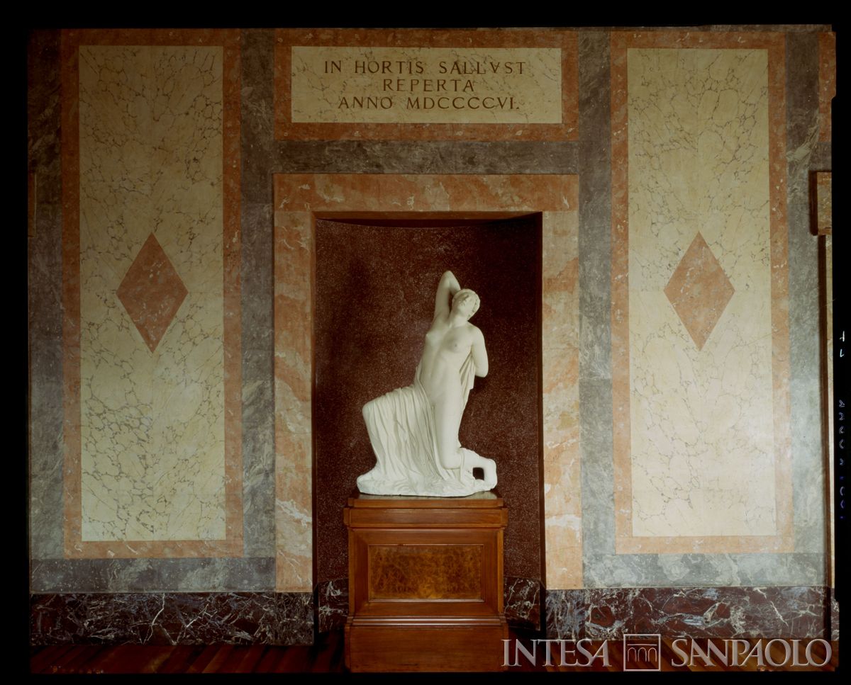 Palazzo di piazza della Scala 6, statua della Niobe, marzo 1990 (Gabriele Basilico)