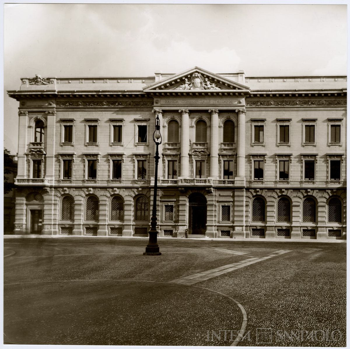 Palazzo di piazza della Scala 6, esterni, post novembre 1911 - anni Venti (fotografo Archivi Alinari - Edizioni Brogi)