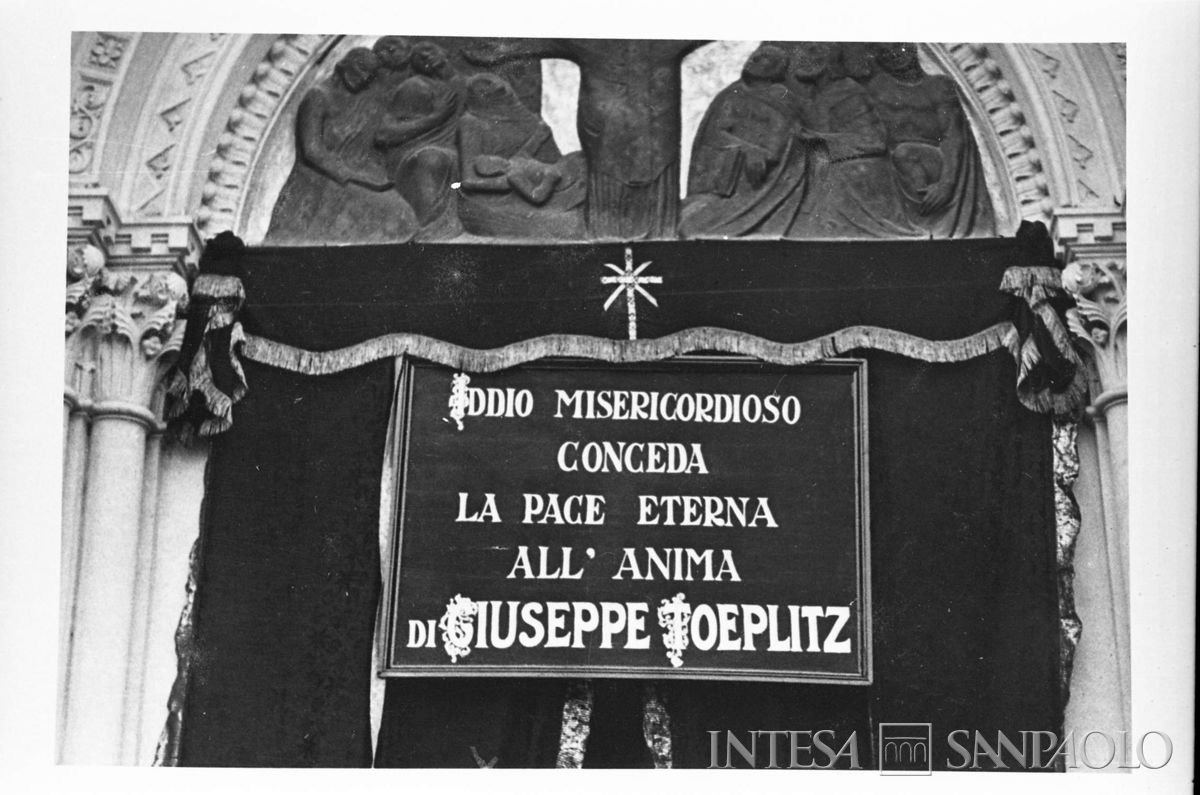 Funerali di Giuseppe Toeplitz, paramento alla Chiesa di Sant'Ambrogio Olona, post 27 gennaio 1938 (fotografo sconosciuto)