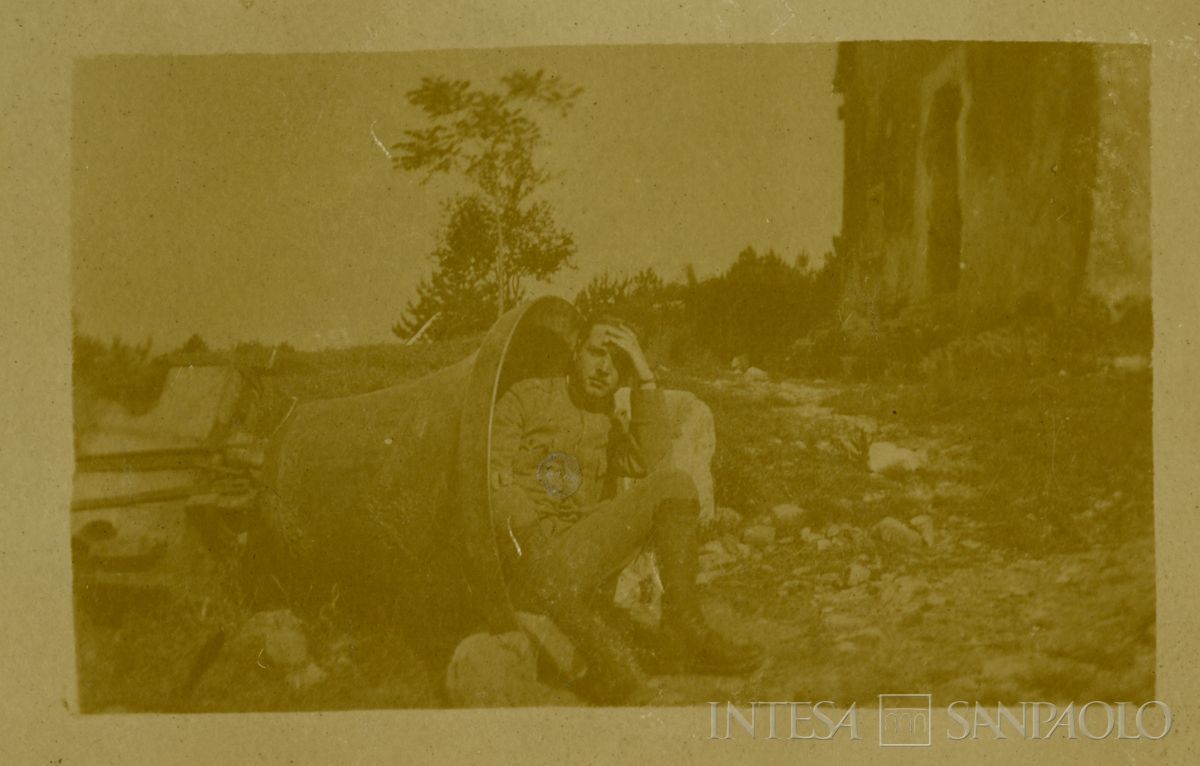 Dettaglio della stampa fotografica con Raffaele Mattioli in uniforme seduto dentro una campana rovesciata, 1915-1918 (fotografo sconosciuto)
