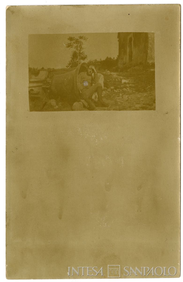 Raffaele Mattioli in uniforme seduto dentro una campana rovesciata, 1915-1918 (fotografo sconosciuto)