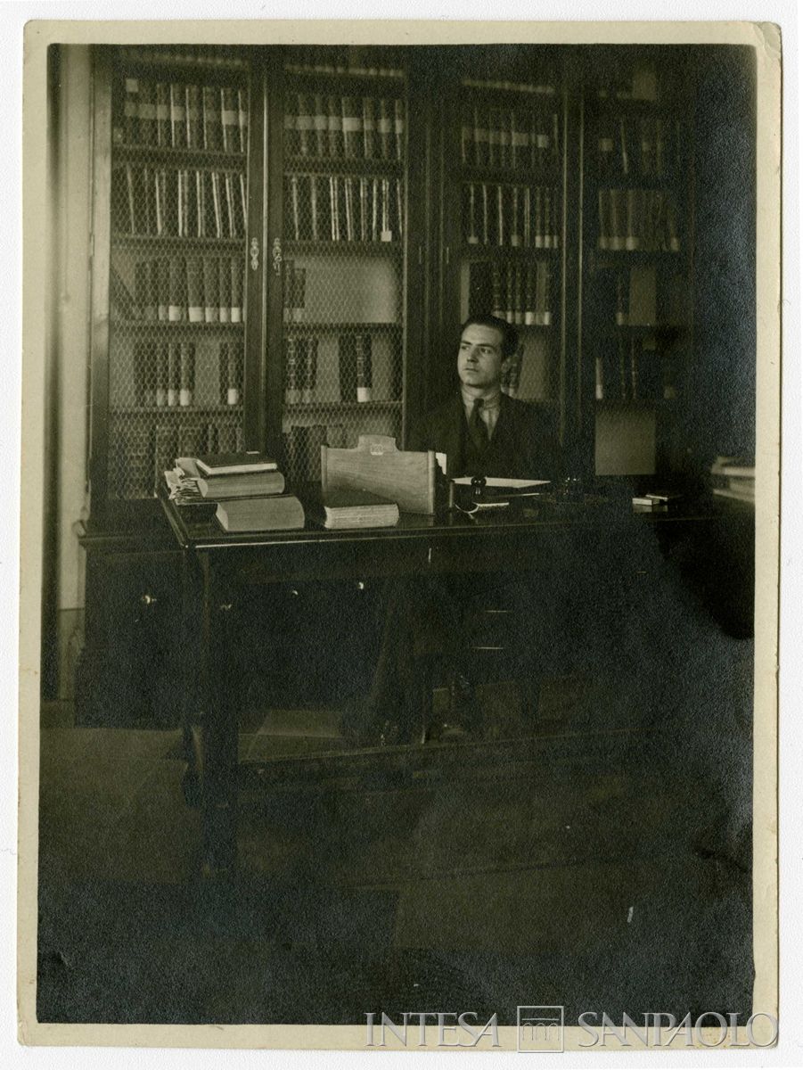Raffaele Mattioli, capo redattore della "Rivista Bancaria", nella stanza prestata all'Associazione Bancaria Italiana dall'Università Bocconi, in via Statuto, fine 1920 (fotografo sconosciuto)