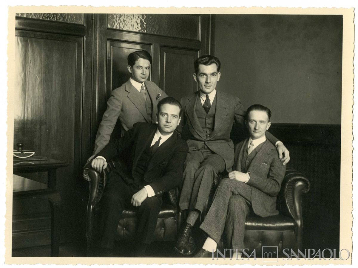 Lo staff della Segreteria dell'amministratore delegato Giuseppe Toeplitz: da sinistra, Giulio Stock, Raffaele Mattioli, Emilio Brusa e Valentino Bona, Milano, 1926 (foto di Erberto Rüedi)