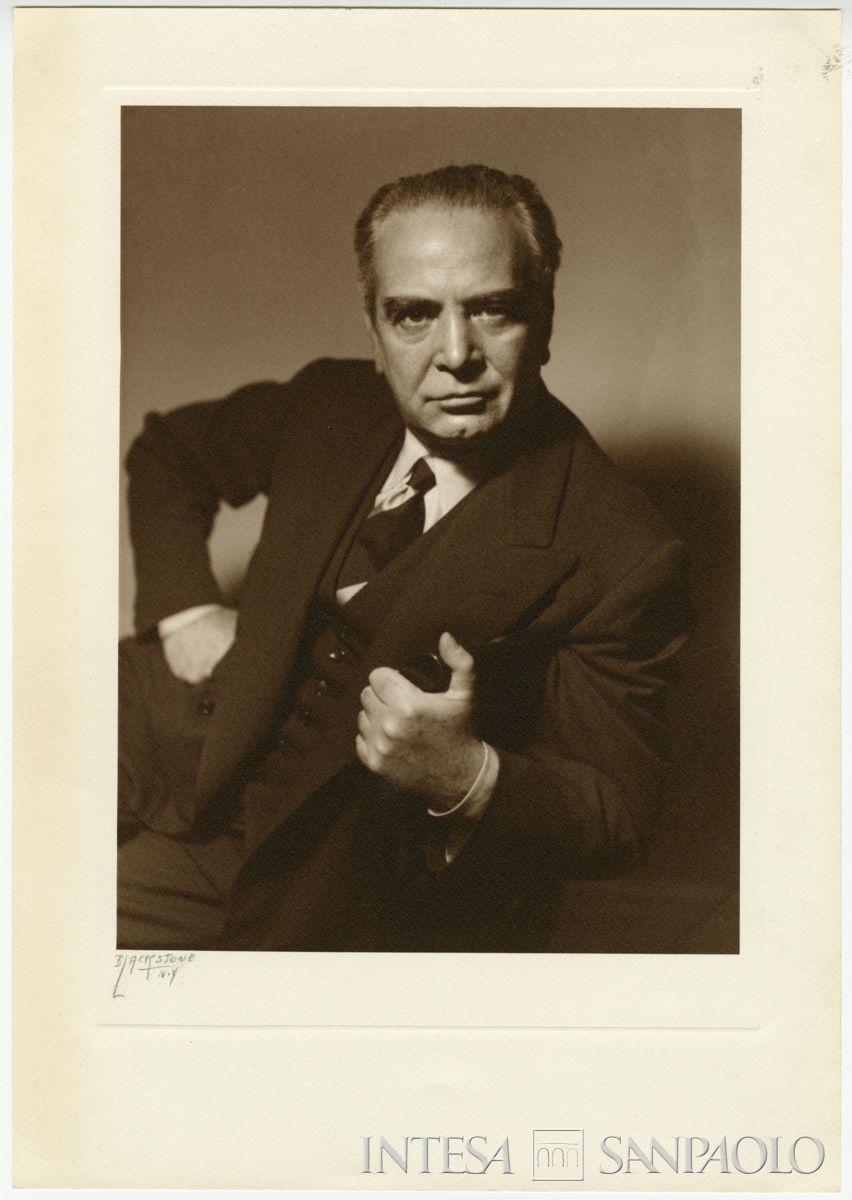 Raffaele Mattioli ritratto negli USA, New York, anni Cinquanta (fotografia Blackstone Studios)