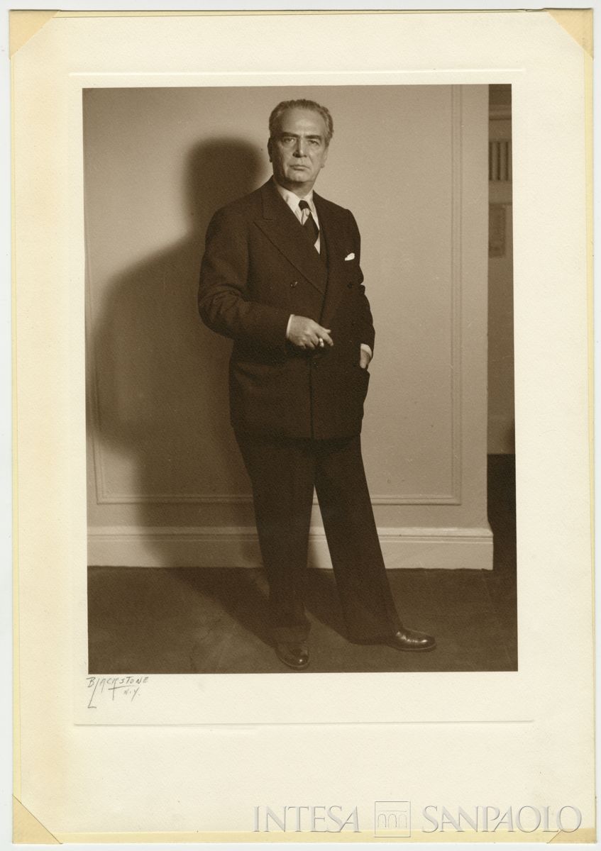 Raffaele Mattioli ritratto negli USA, New York, anni Cinquanta (fotografia Blackstone Studios)