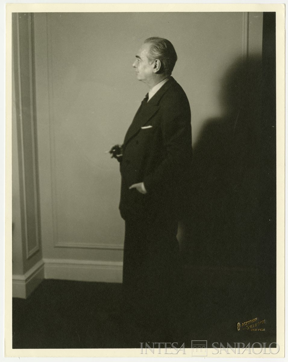 Raffaele Mattioli ritratto negli USA, New York, anni Cinquanta (fotografia Blackstone Studios)