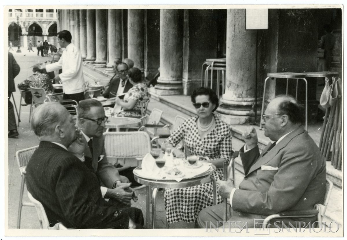Raffaele Mattioli con Lucia, Riccardo e Guido Bacchelli al tavolino di un caffé in piazza San Marco a Venezia, anni Sessanta (fotografo sconosciuto)