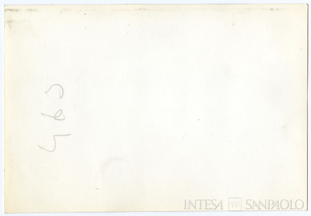 Raffaele Mattioli con Lucia, Riccardo e Guido Bacchelli al tavolino di un caffé in piazza San Marco a Venezia, anni Sessanta (fotografo sconosciuto) (verso)