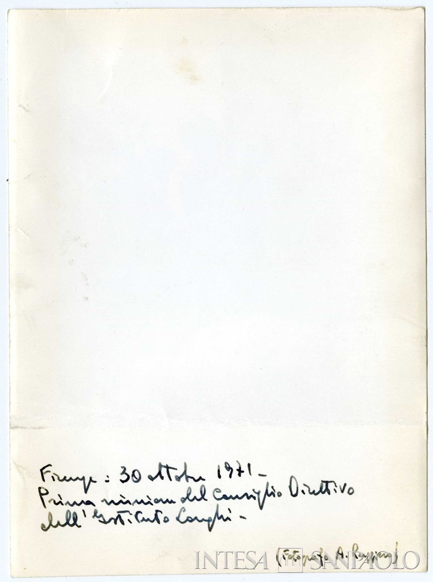 Prima riunione del Comitato direttivo della Fondazione Longhi, Firenze, 30 ottobre 1971. Da sinistra Federico Gentile, Anna Banti, Giovanni Pugliese Carratelli, Raffaele Mattioli, Antonio Boschetto, Gianfranco Contini, Guido Rocchi (foto di Alessandro Ruggiero) (verso)