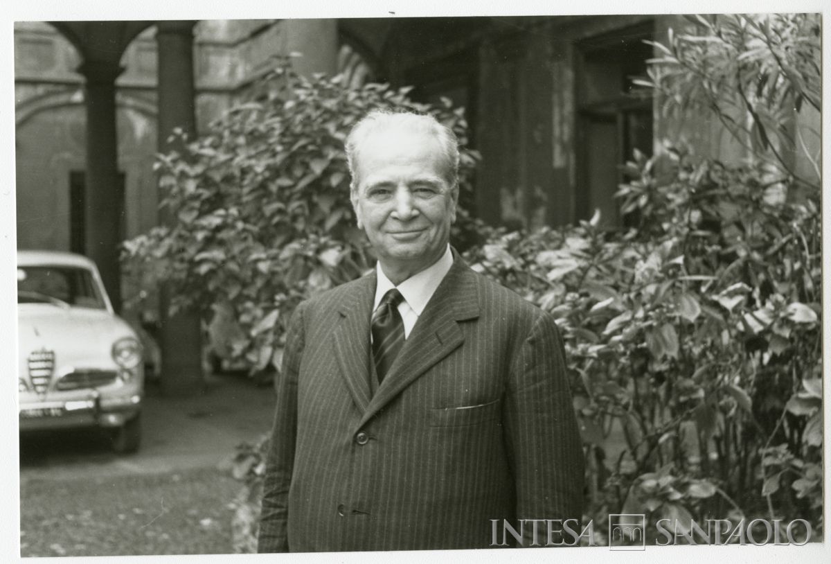 Raffaele Mattioli nel cortile della sua abitazione, ante 1961 (Gianni Antonini)