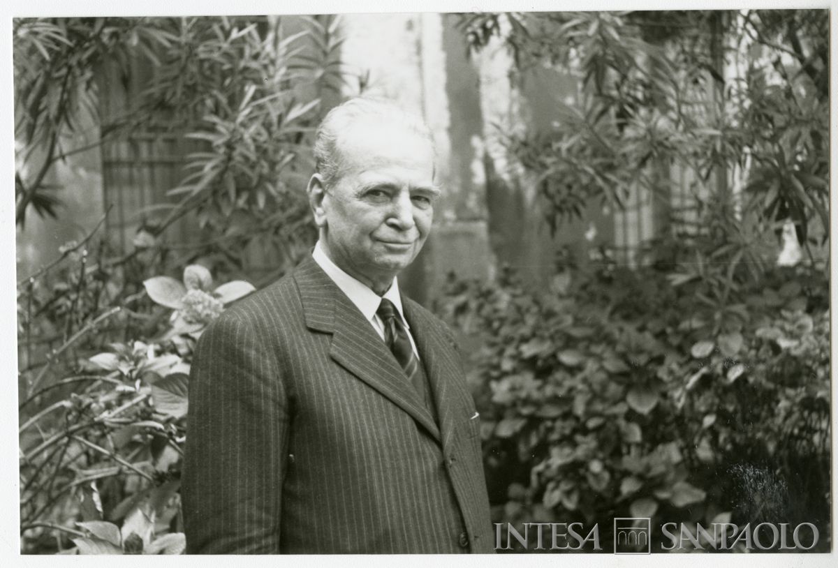 Raffaele Mattioli nel cortile della sua abitazione, ante 1961 (Gianni Antonini)