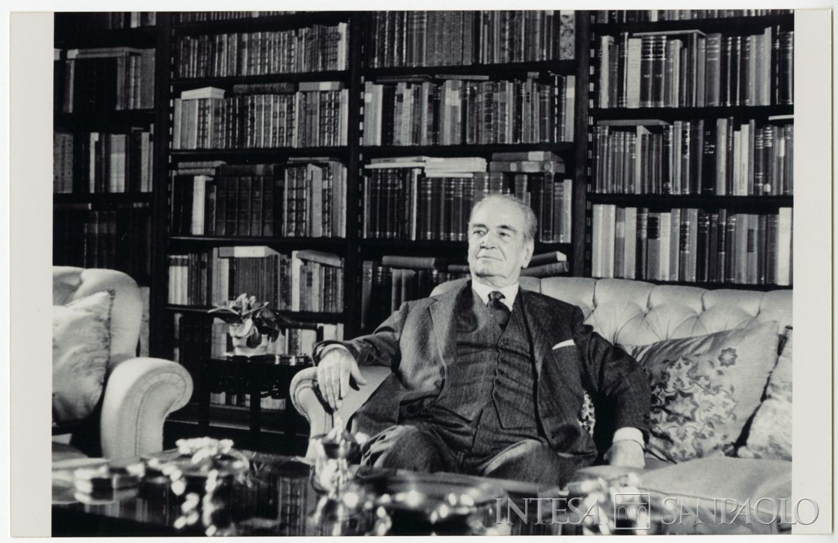 Raffaele Mattioli sul divano di casa, 1961 (fotografo sconosciuto)