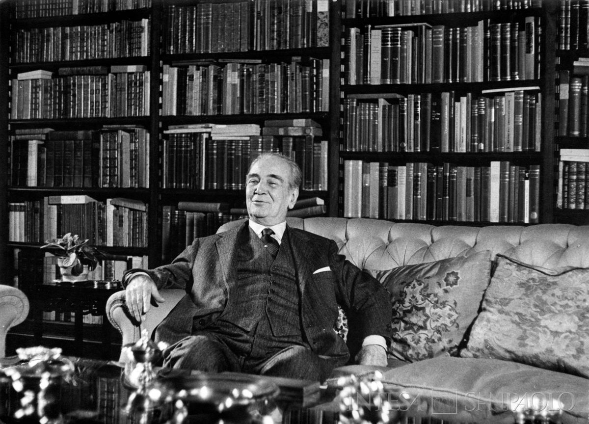 Raffaele Mattioli sul divano di casa, 1961 (fotografo sconosciuto)