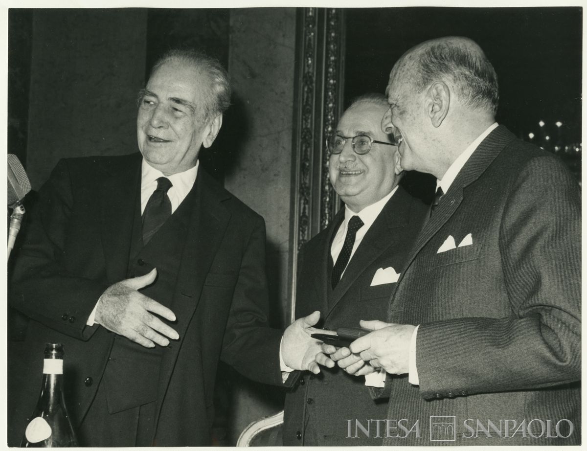 16° premio "Bruno Rezzara" conferito a Raffaele Mattioli, qui ritratto con Libero Lenti e Aldo Rezzana, 1968 (Costa servizi fotografici)