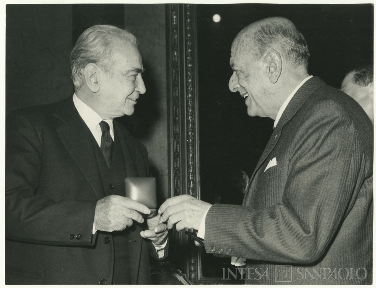 16° premio "Bruno Rezzara" conferito a Raffaele Mattioli, qui ritratto con Aldo Rezzana 1968 (Costa servizi fotografici)
