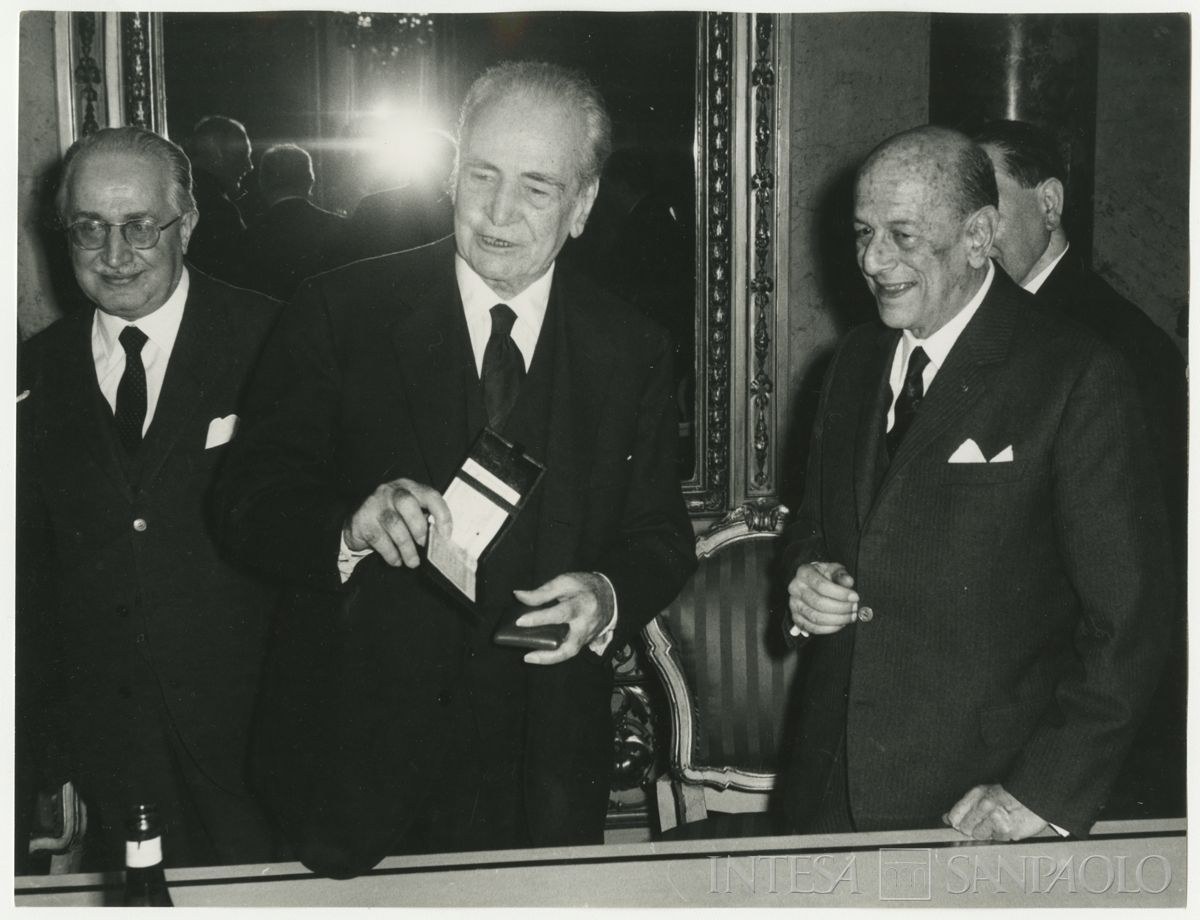 16° premio "Bruno Rezzara" conferito a Raffaele Mattioli, qui ritratto con Libero Lenti e Aldo Rezzana, 1968 (Costa servizi fotografici)