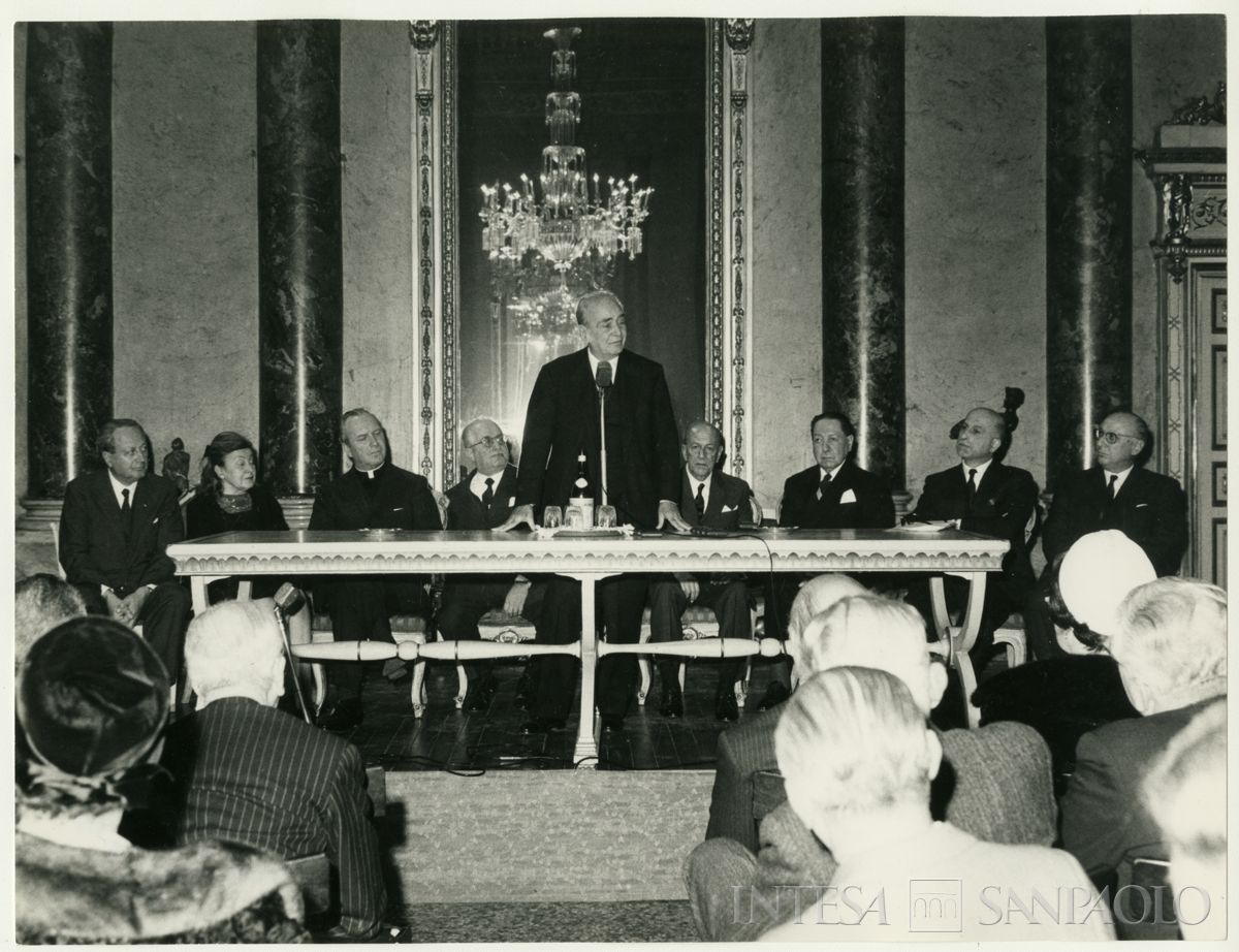 16° premio "Bruno Rezzara" conferito a Raffaele Mattioli, qui ritratto durante il suo discorso, 1968 (Costa servizi fotografici)