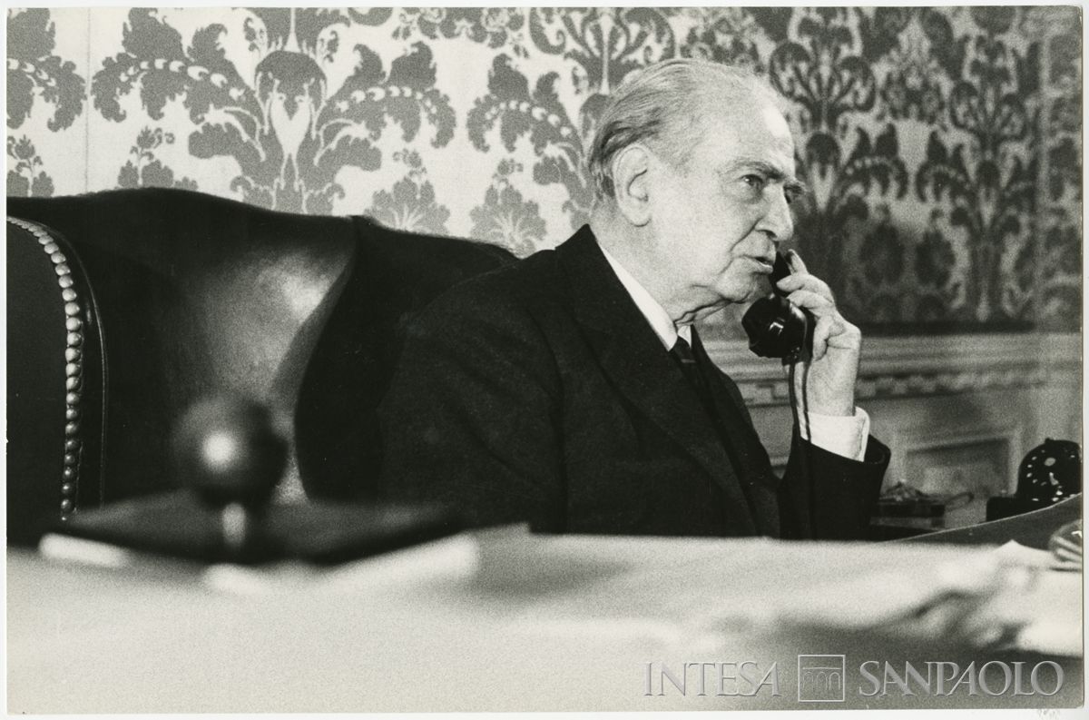 Raffaele Mattioli fotografato presso la Rappresentanza BCI di Roma, 1966 (Franco Pinna)