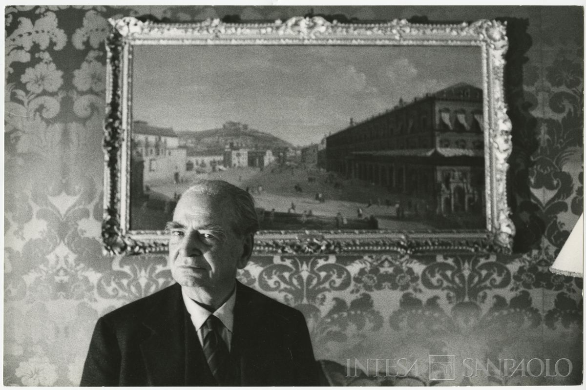 Raffaele Mattioli fotografato presso la Rappresentanza BCI di Roma, 1966 (Franco Pinna)