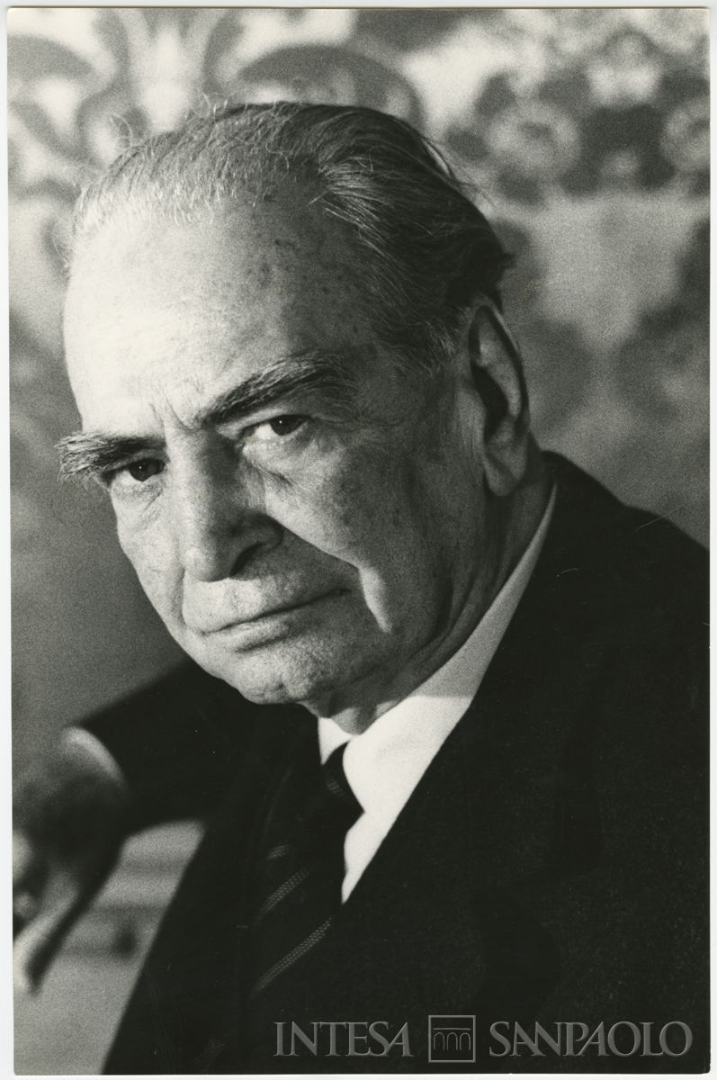 Raffaele Mattioli fotografato presso la Rappresentanza BCI di Roma, 1966 (Franco Pinna)