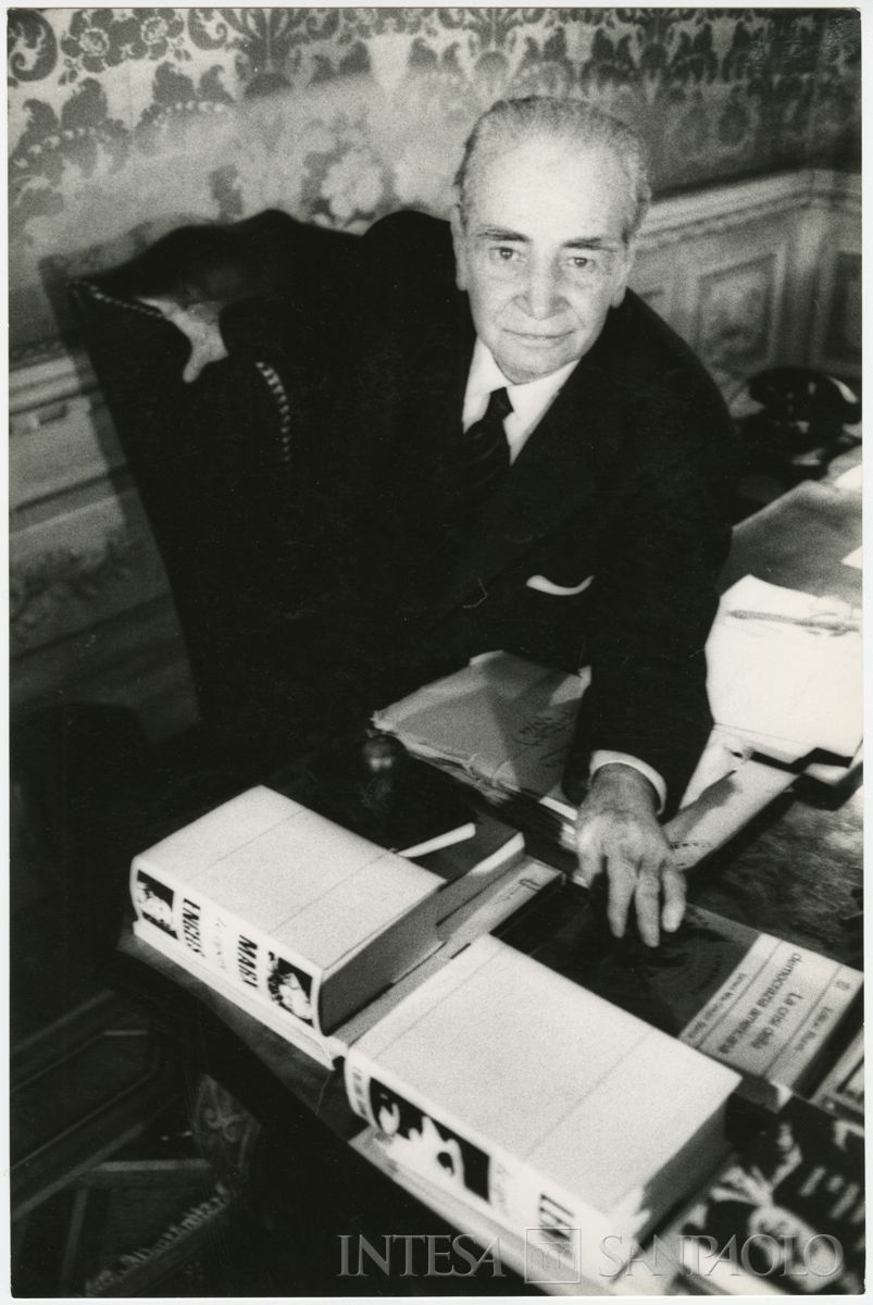 Raffaele Mattioli fotografato presso la Rappresentanza BCI di Roma, 1966 (Franco Pinna)