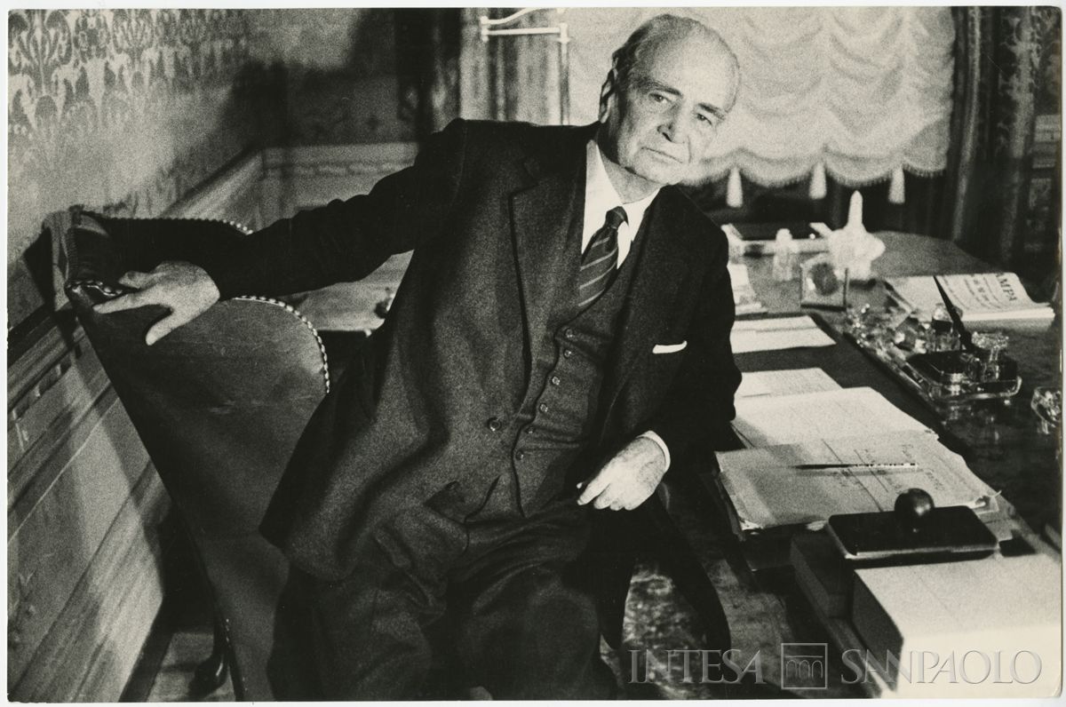 Raffaele Mattioli fotografato presso la Rappresentanza BCI di Roma, 1966 (Franco Pinna)