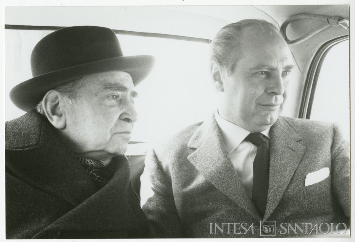Raffaele Mattioli con il figlio Giuliano sul sedile posteriore di un'automobile, marzo 1962 (Gianni Antonino)