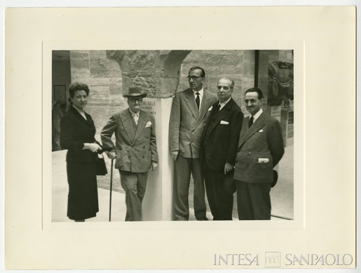 Gita di fine anno dell'Istituto Italiano per gli Studi Storici al Museo di Paestum. Da sinistra: signora Lapreta, Fausto Nicolini, Federico Chabod, Raffaele Mattioli e Raffaello Franchini, 1956 (fotografia attribuita a Armando Andreassi)