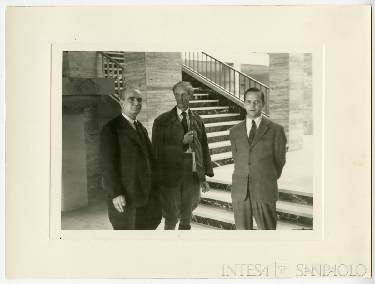 Gita di fine anno dell'Istituto Italiano per gli Studi Storici al Museo di Paestum; Raffaele e Stefano Mattioli con l'archeologo Umberto Zanotti Bianchi, 1956 (fotografia attribuita a Armando Andreassi)