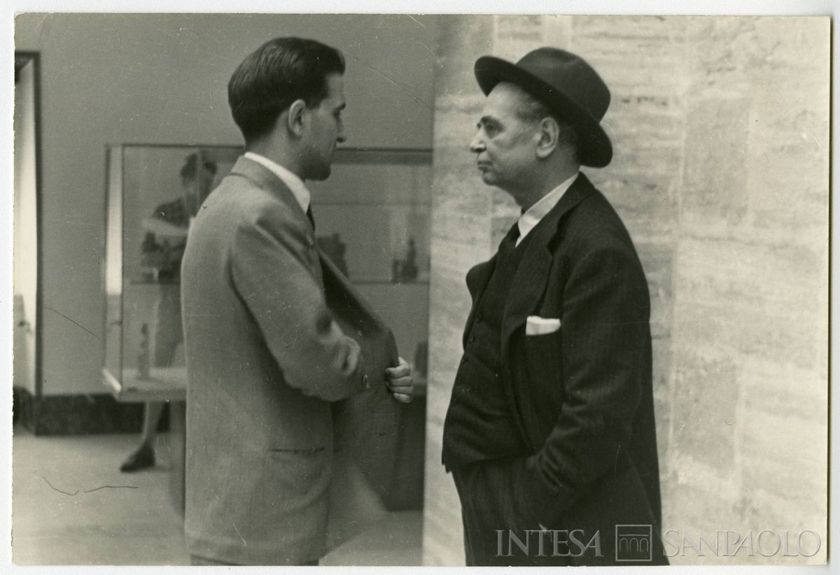 Gita di fine anno dell'Istituto Italiano per gli Studi Storici al Museo di Paestum. Rosario Romeo e Raffaele Mattioli, 1956 (fotografia attribuita a Armando Andreassi)