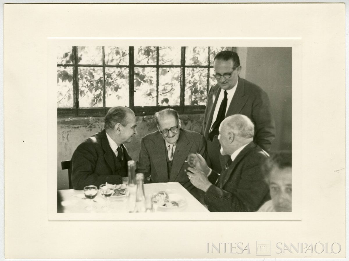 Gita di fine anno dell'Istituto Italiano per gli Studi Storici al Museo di Paestum. Riccardo Ricciardi, Raffaele Mattioli, Giuseppe Lapreta e Fausto Nicolini, 1956 (fotografia attribuita a Armando Andreassi)