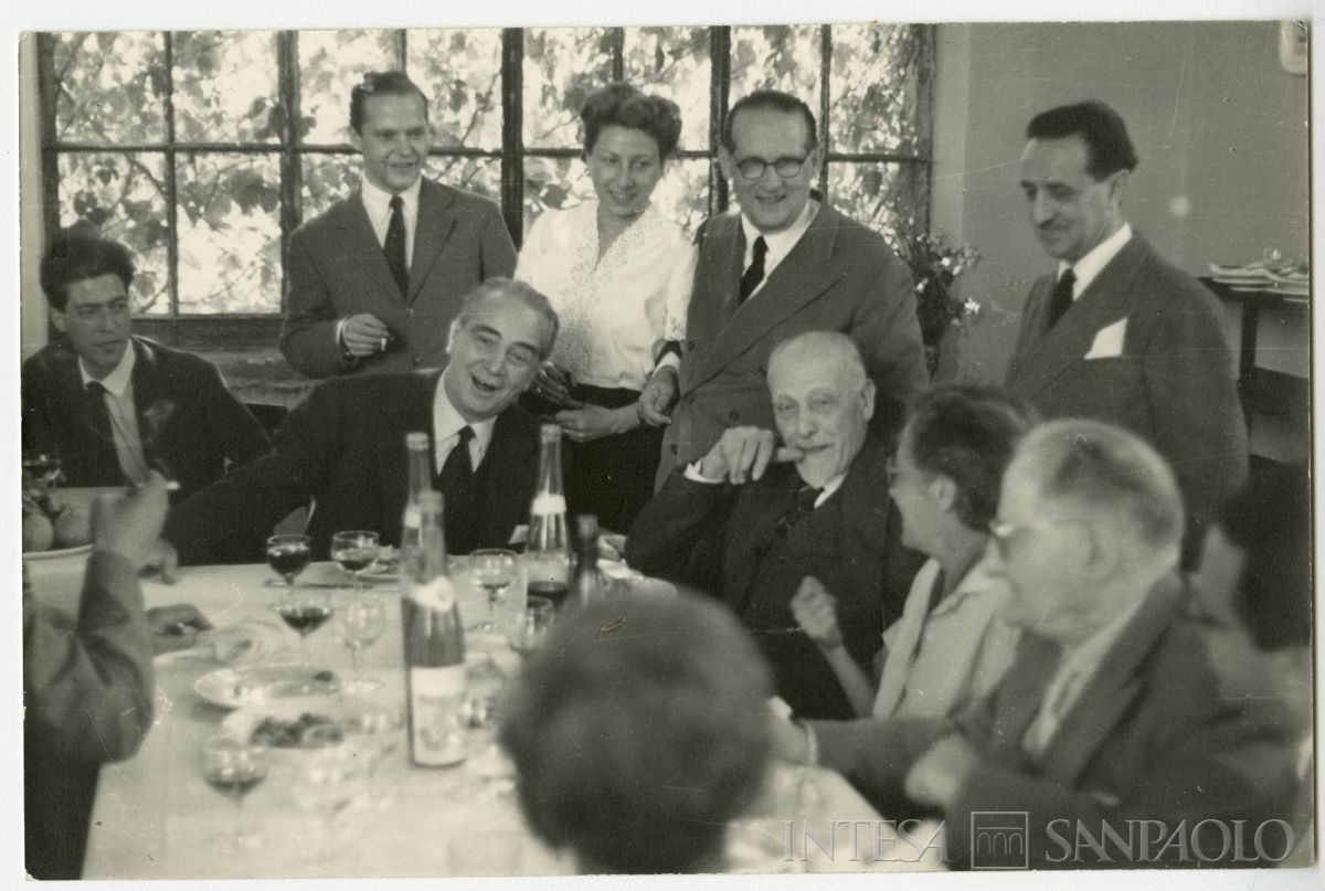 Gita di fine anno dell'Istituto Italiano per gli Studi Storici al Museo di Paestum. Mattioli seduto al ristorante con a destra Ricciardi, una signora n.i. e Lapreta, e in piedi alle loro spalle, da sinistra, Stefano Mattioli, i coniugi Lapreta e Franchini, 1956 (fotografia attribuita a Armando Andreassi)