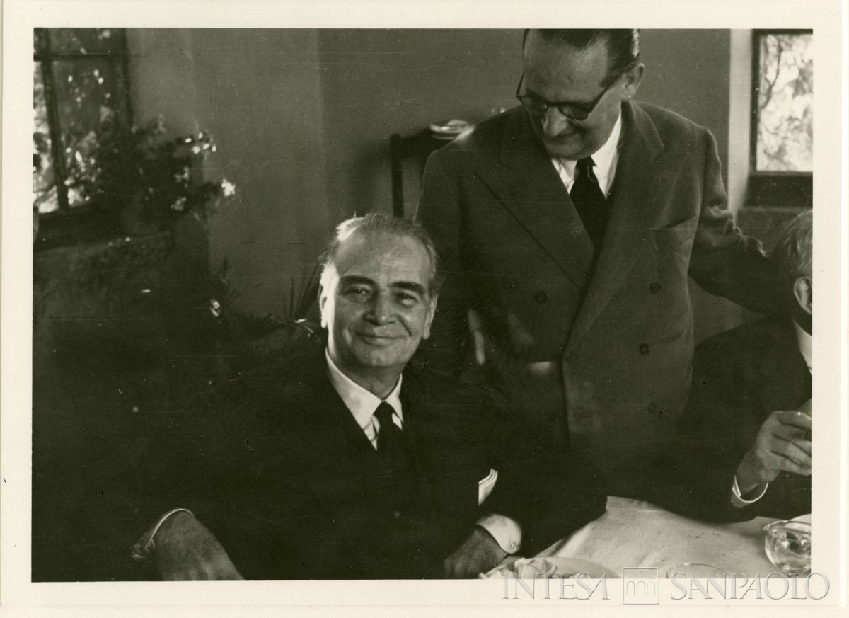 Gita di fine anno dell'Istituto Italiano per gli Studi Storici al Museo di Paestum. Mattioli seduto al ristorante con a destra Lapreta, 1956 (fotografia attribuita a Armando Andreassi)