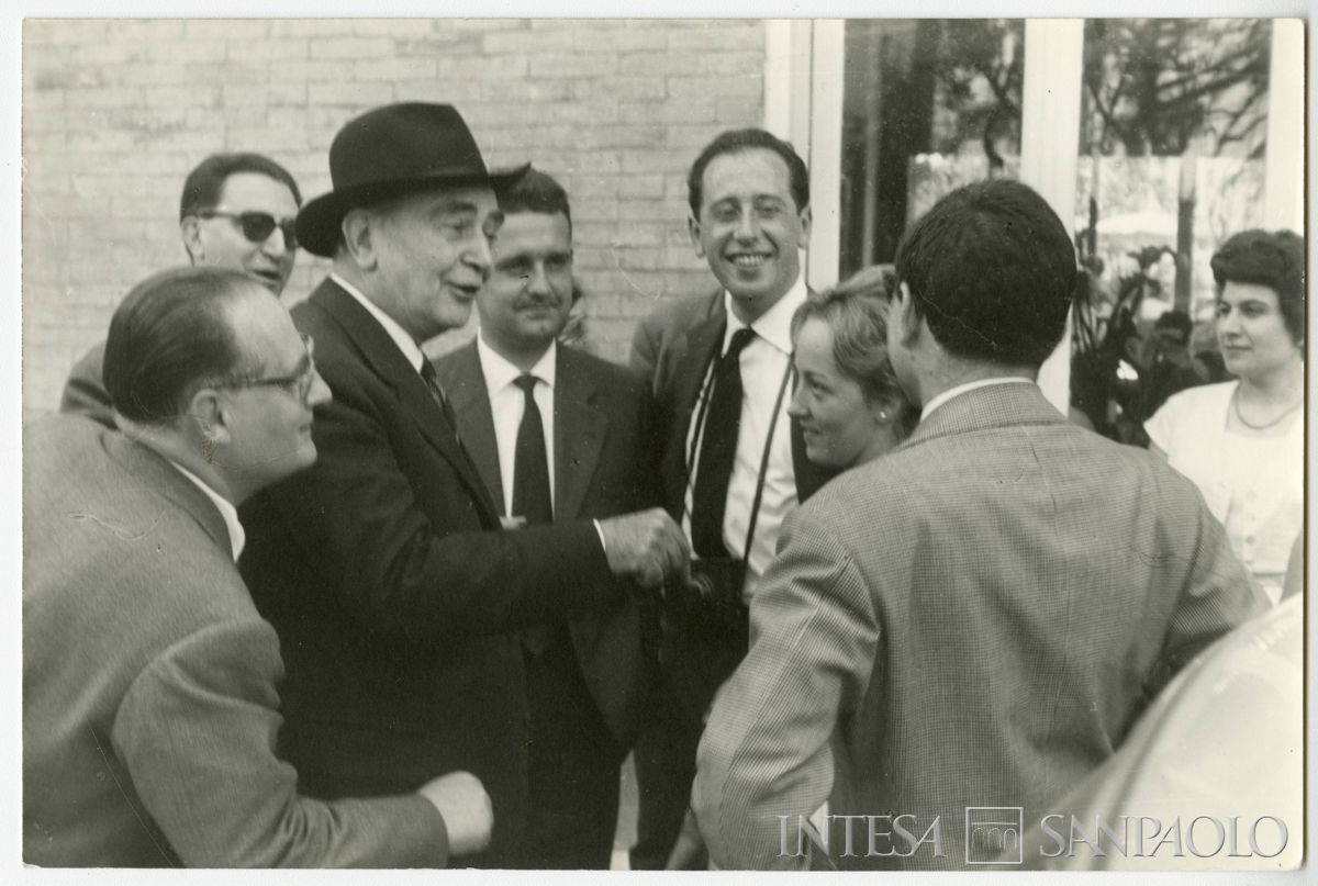 Gita di fine anno dell'Istituto Italiano per gli Studi Storici a Paestum: Mattioli Raffaele tra gli studenti con, a sinistra, Giuseppe Lapreta, 15 maggio 1960 (fotografo sconosciuto)