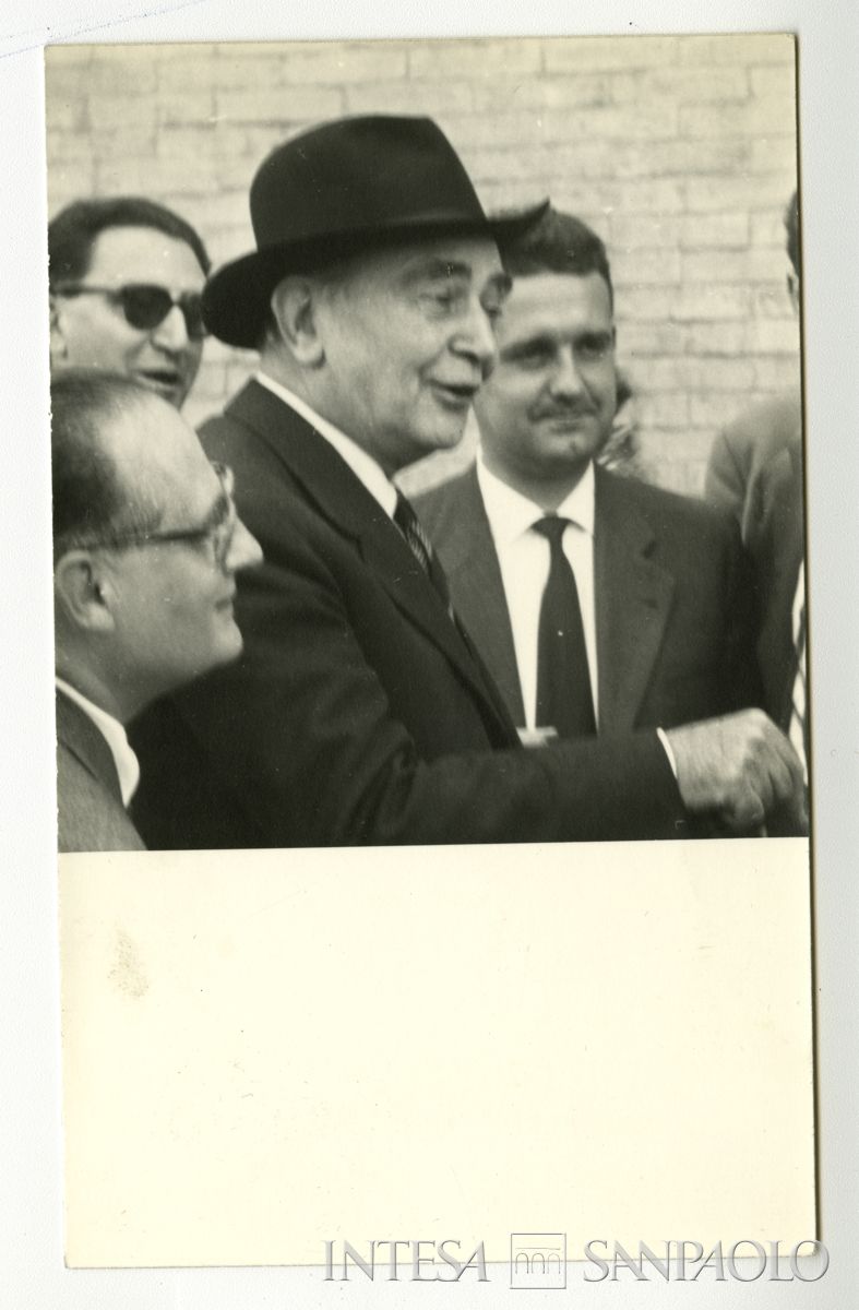 Gita di fine anno dell'Istituto Italiano per gli Studi Storici a Paestum: Raffaele Mattioli, 15 maggio 1960 (fotografo sconosciuto) (dettaglio)