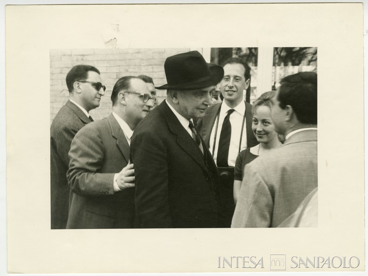 Gita di fine anno dell'Istituto Italiano per gli Studi Storici a Paestum: Mattioli Raffaele tra gli studenti con, a sinistra, Giuseppe Lapreta, 15 maggio 1960 (fotografo sconosciuto)