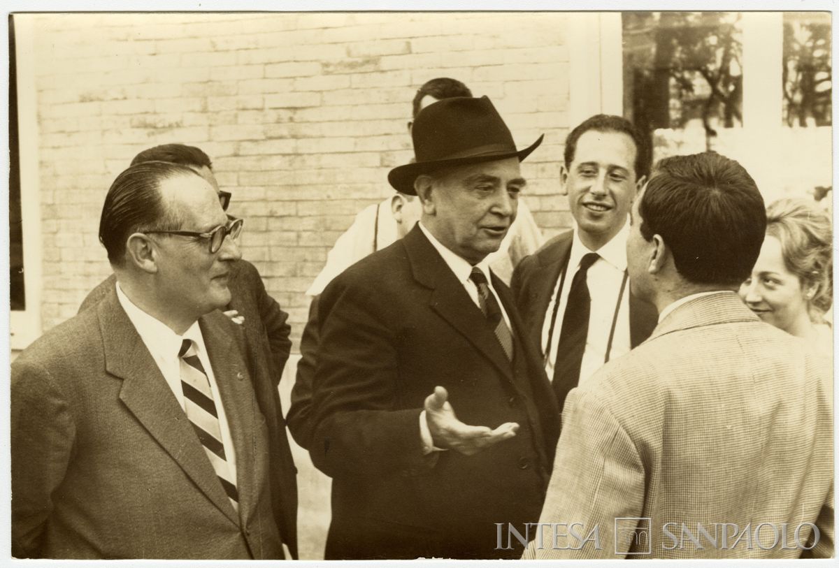 Gita di fine anno dell'Istituto Italiano per gli Studi Storici a Paestum: Mattioli Raffaele tra gli studenti con, a sinistra, Giuseppe Lapreta, 15 maggio 1960 (fotografo sconosciuto)