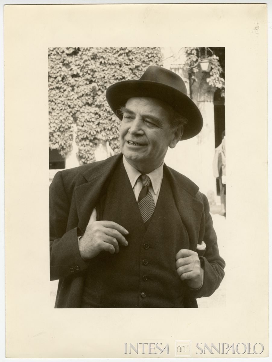Gita di fine anno dell'Istituto Italiano per gli Studi Storici a Paestum: ritratto di Raffaele Mattioli, 15 maggio 1960 (fotografo sconosciuto)