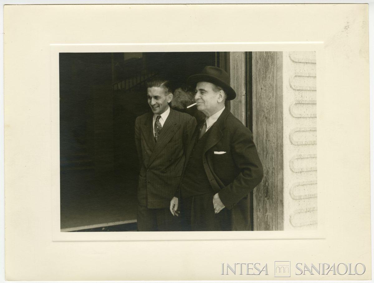 Gita di fine anno dell'Istituto Italiano per gli Studi Storici a Paestum: Raffaele Mattioli e Rosario Romeo, 15 maggio 1960 (fotografo sconosciuto)