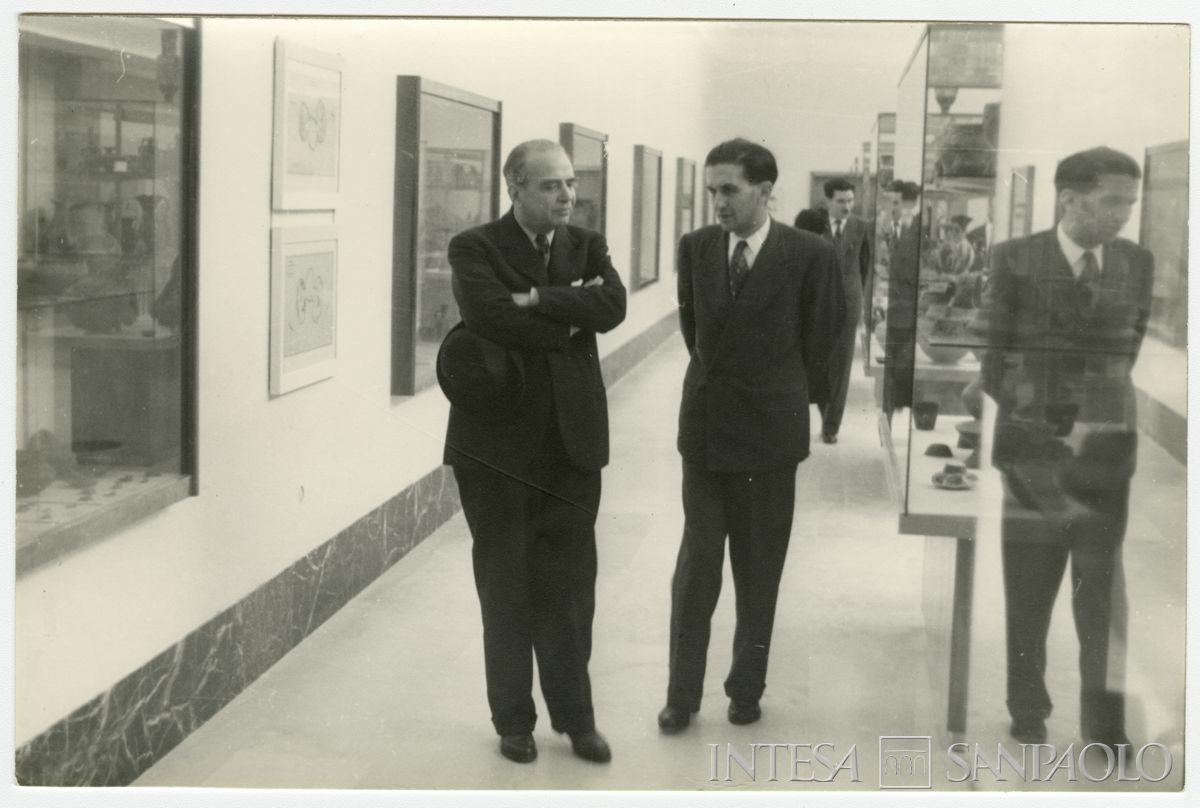 Gita di fine anno dell'Istituto Italiano per gli Studi Storici a Paestum: Raffaele Mattioli e Rosario Romeo all'interno del museo, 15 maggio 1960 (fotografo sconosciuto)
