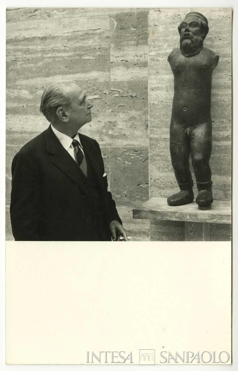 Gita di fine anno dell'Istituto Italiano per gli Studi Storici a Paestum: Raffaele Mattioli all'interno del museo, 15 maggio 1960 (fotografia di Antonello Gerbi)