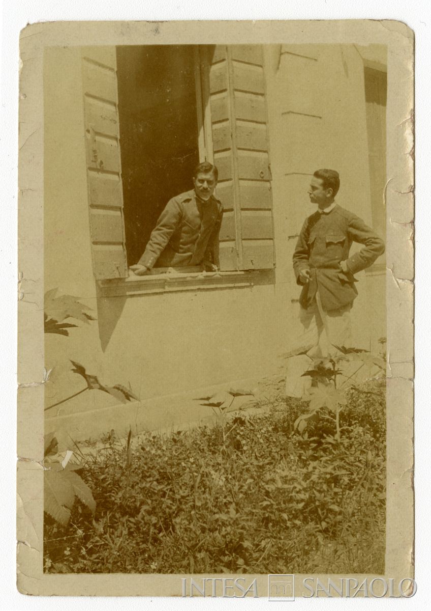 Mattioli all'esterno dell'ospedale militare, 1917 circa (fotografo sconosciuto)