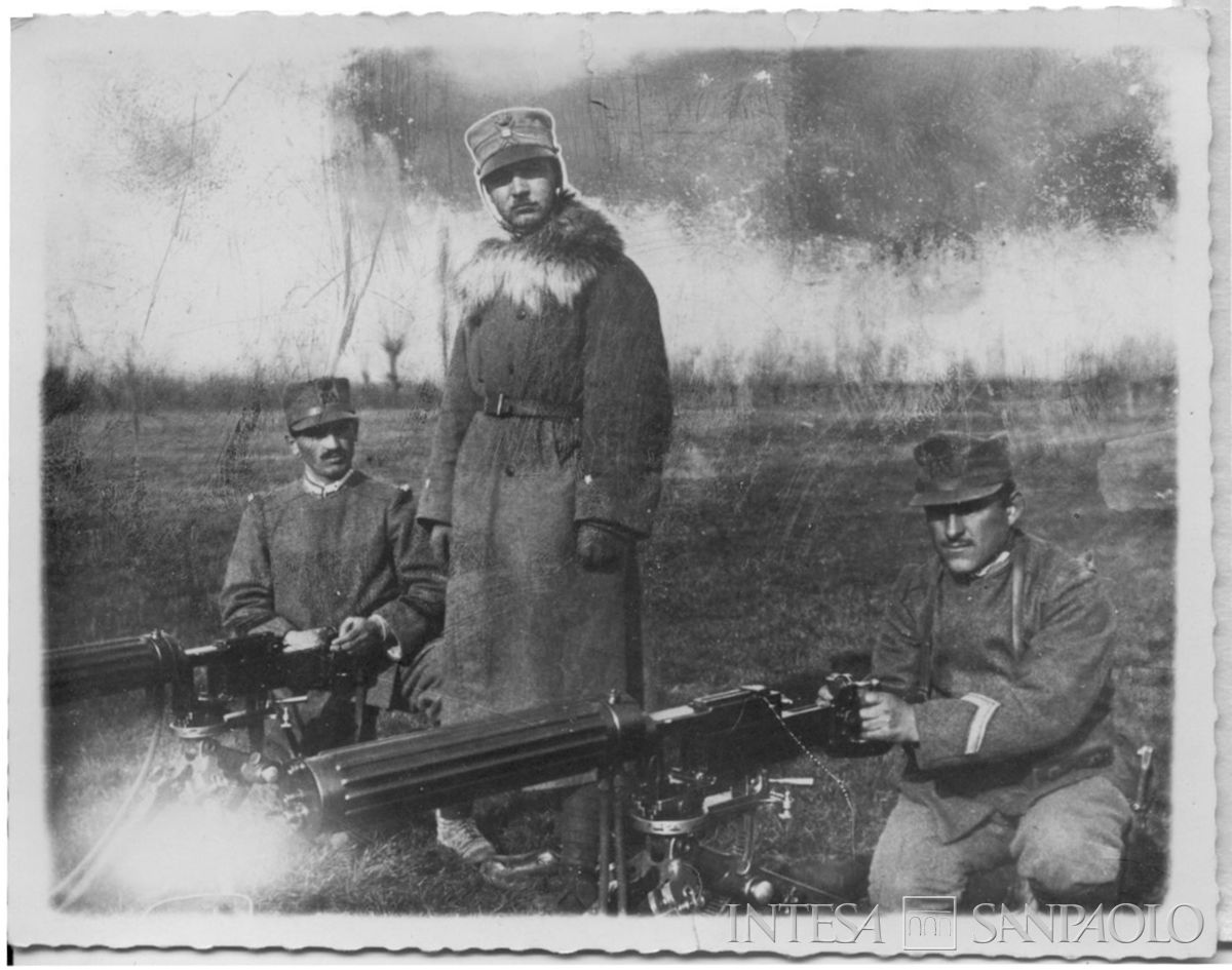 Raffaele Mattioli in divisa invernale, sul campo di battaglia, con due commilitoni alle mitragliatrici, 1915 - 1918 (fotografo sconosciuto)