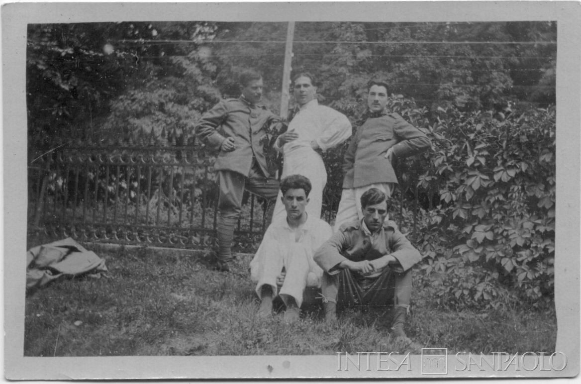 Soldati in convalescenza su un prato, 1917 circa (fotografo sconosciuto)