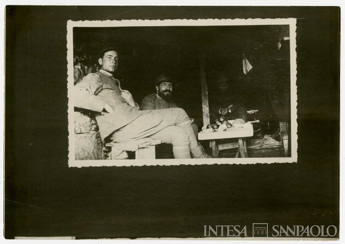 Raffaele Mattioli, a sinistra, con [Attilio Teruzzi] a destra, e altra persona n.i., 1915-1918 (fotografo sconosciuto)